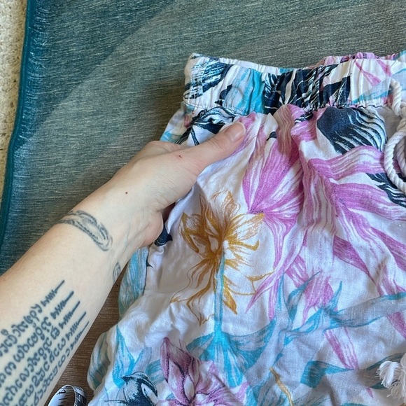 C&C California Bohp Tropical Print Drawstring Linen Shorts - Picture 5 of 7